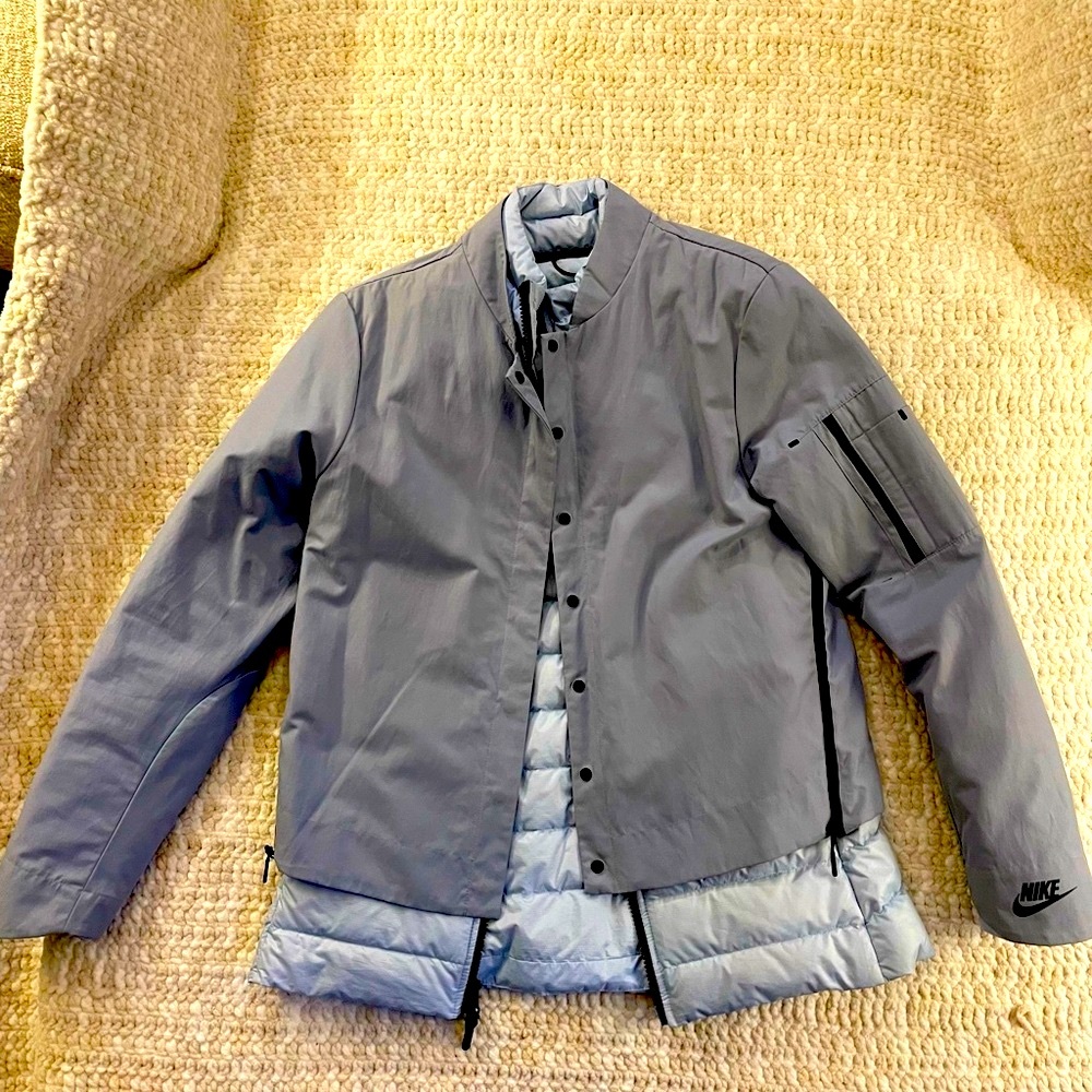 A lightweight 2 in 1 Nike jacket. Light blue, XS. Can wear each coat separately.